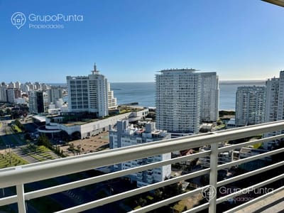 Departamento en venta  de 3 dormitorios mas servicio -  Playa Mansa, zona Conrad Ref:0123