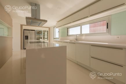 Departamento en venta de 3 dormitorios y dependencia  - Playa Mansa- Punta del Este Ref:5458