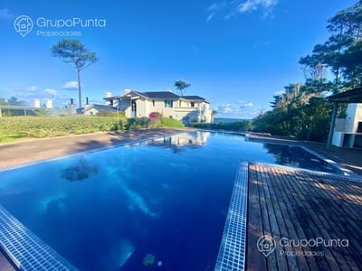 Casa frente al mar con 8 dormitorios   - Playa Mansa- Punta del Este