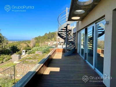 Departamento duplex  dos dormitorios  , terraza con parrilero y jacuzzi . Edificio Q Punta Ballena