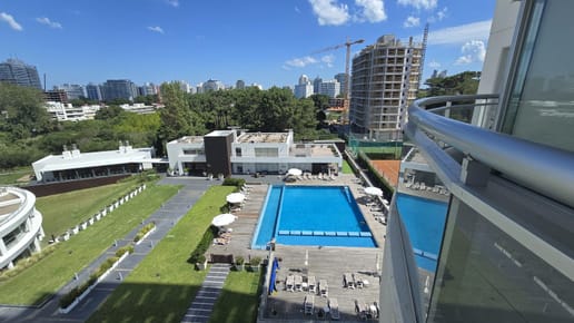 Apartamento de dos dormitorios y garaje en venta en Ocean Drive - Punta del Este