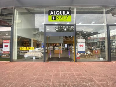 Gran local comercial en centro de Maldonado sobre peatonal Sarandí. 