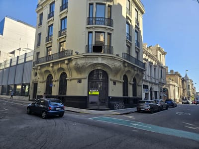 25 de mayo y Zabala, gran esquina, 27 mts de frente, 245 m2 , excelente estado !!
