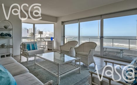 Apartamento de 3 dormitorios a la venta en la peninsula sobre la rambla Punta del Este