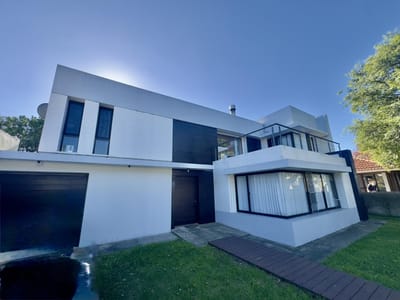Casa en venta de 5 dormitorios, barbacoa y cochera en  Colonia 