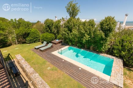 Venta casa 6 dormitorios con piscina y vista al mar en Punta Piedra La Barra Uruguay