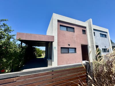 Colonia - Venta casa de 2 dormitorios con patio y cochera