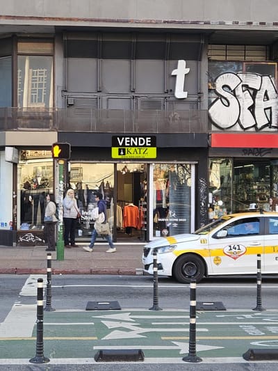 18 de Julio casi Ejido, 4,2 mts de frente, 158 m2 , con renta !!
