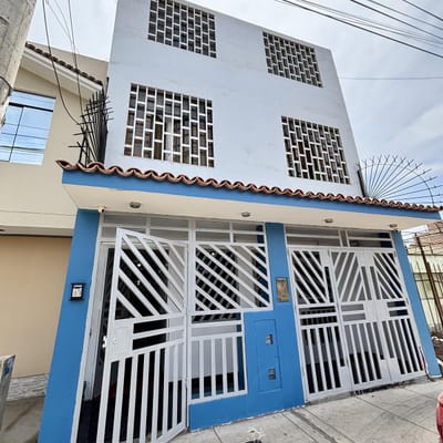 VENDO CASA COMERCIAL DE 3 PISOS CERCA A ESSALUD