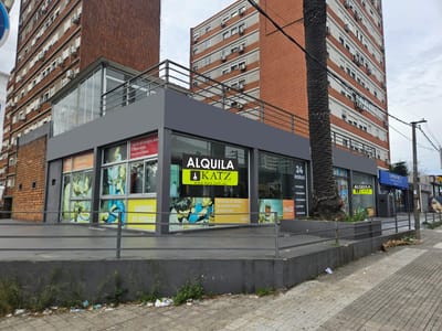 Luis Alberto de Herrera, esquina, frente Nuevocentro, 375 m2 , frente 19 mts !!