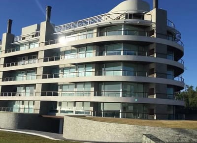 Departamento en  venta, de 3 dormitorios y dependencia de servicio en Playa Mansa con vista al mar