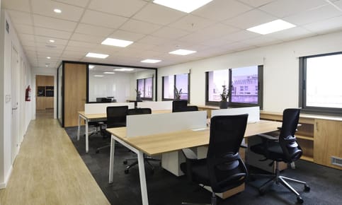 Oficina de categoría - en Edificio Corporativo - 300 m2 más cochera - Ciudad Vieja
