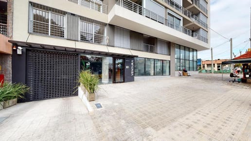 Venta  local comercial con patio en Tres Cruces