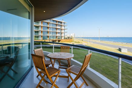 Apartamento en venta de 3 dormitorios y dependencia de servicio en Playa Mansa con vista al mar