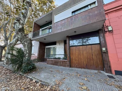 Solida casa de 4 dormitorios a pasos del Barrio Historico