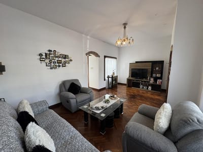 Casa centrica con 4 dormitorios y jardín