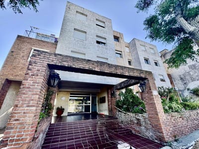 Apartamento en venta de 2 dormitorios y cochera céntrico, con Renta!