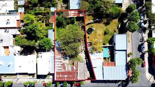 Edificio Comercial venta de importante terreno con mejoras sobre avenida muy transitada en Colonia