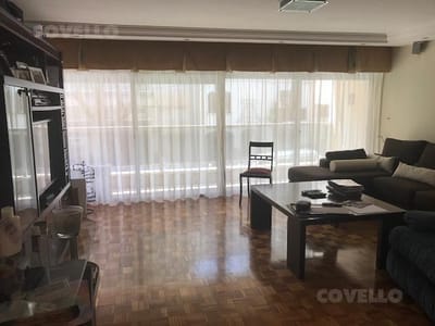 Apartamento,Pocitos, 3 dormitorios, 4 baños, terrazas, patio con parrillero, garaje doble.