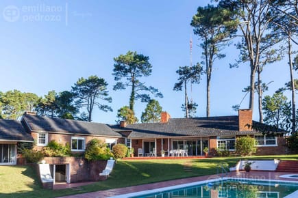 Venta Casa 5 dormitorios más dependencia en Cantegril Punta del Este Uruguay Piscina Parque Jardín