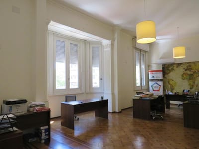 Venta dos padrones Centro. Excelente casa de 6 dormitorios y dos edificios comerciales.