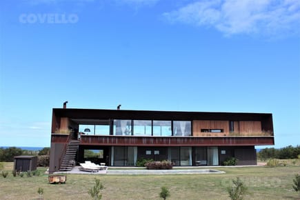 Espectacular casa en dos plantas en barrio privado con todos los amenities  !