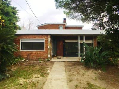 Casa en venta  de 4 dormitorios con gran terreno a metros de Rambla Costanera en Colonia del Sacramento