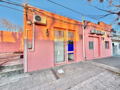 Venta o alquiler Hostel en centro de Colonia. 6 habitaciones con baño privado y patio