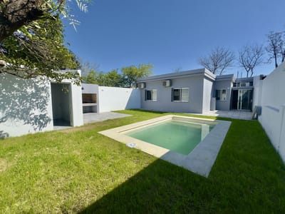 Casa en venta céntrica de 3 dormitorios 2 baños y piscina en Colonia del Sacramento