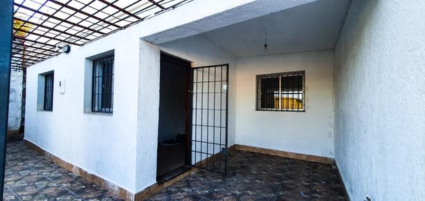 Casa de 3 dorm, garaje y patio!!! Financia!!