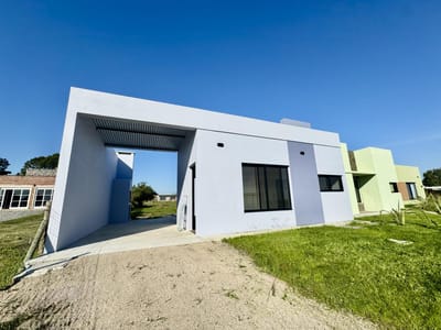 Casa en venta o alquiler a ESTRENAR de 2 dormitorios y gran patio en Colonia del Sacramento