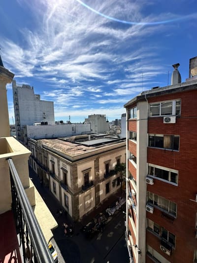 Loft al frente sobre Juan C Gómez, 35,9 M2   entrepiso, súper luminoso !!!