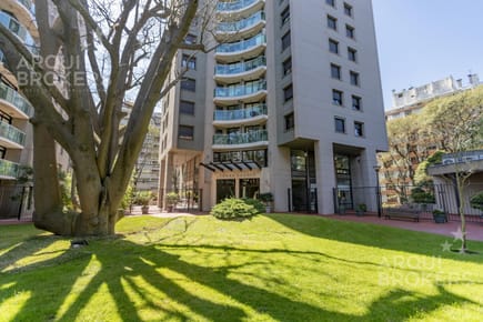 Apartamento de tres dormitorios en venta en Pocitos con garaje x 2