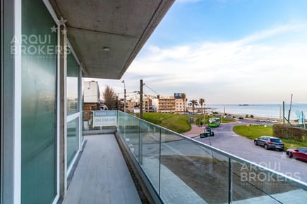 Apartamento de un dormitorio en venta en  Puerto Buceo con garaje y con vista al mar