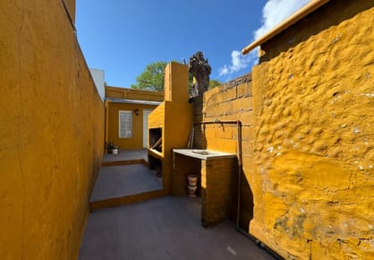 Casa en venta de 2 dormitorios y patio al frente Colonia del Sacramento