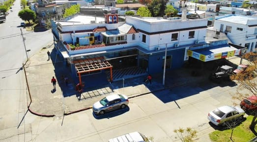 Edificio comercial en Venta - Amplios Locales mas apartamentos de 2 dormitorios