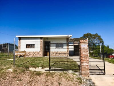Colonia - Venta casa de 2 dormitorios con buen terreno