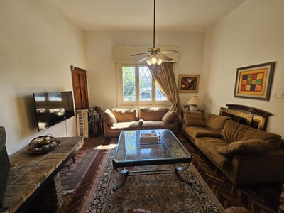 Solano Lopez proximo Av Italia al Sur , 348 m2 de terreno, 239 m2 edificados, 4 dormitorios, 4  baños, patio, barbacoa, garaje, reciclada !!