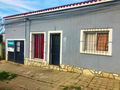 Colonia - Venta casa al frente de 2 dormitorios  y 2 apartamentos de 1 dormitorio