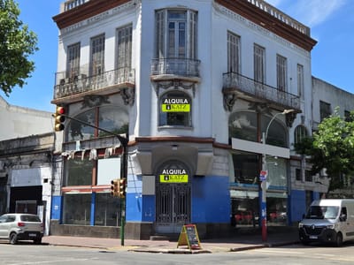 Gral Flores y Domingo Aramburu, gran esquina, 1250 m2, frente de 42,5 mts !!