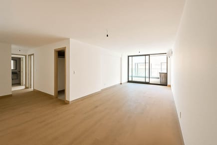 Venta apartamento dos dormitorios con balcón en Pocitos Al frente JARDIN CATELLANOS