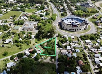 Terreno en venta de  1861 m2 con salida a 2 calles a metros de Plaza de Toros en Colonia