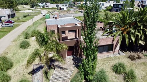 Colonia - Alquiler o Venta casa de 3 dormitorios en suite y piscina barrio SHERATON playa