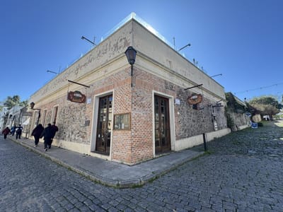 Edificio comercial en Colonia(barrio histórico)