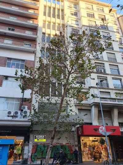 18 de julio esq Paraguay, 7mts de frente , 1955 m2 construidos, único, en excelente estado !!