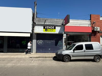 18 de julio entre Maldonado y Sarandi, 105 m2 , 3 mts de frente !!