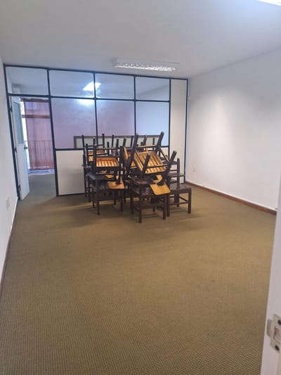 Venta de Oficina con Cocina Definida en Ciudad Vieja 