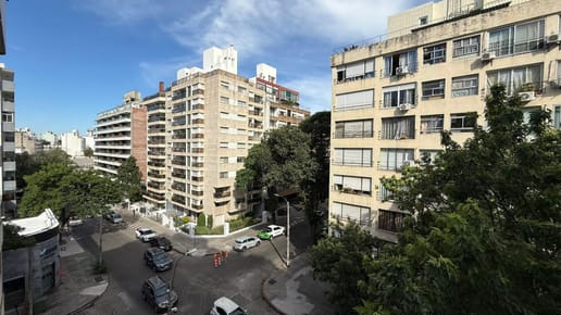 26 de Marzo próximo a Pereira, 86 m2, 3 dormitorios, losa y terraza al frente