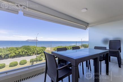 Departamento en venta de dos dormitorios en primera linea de playa mansa 