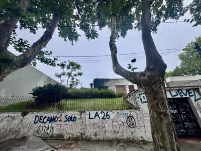 Terreno con construcciones de 285 m2 en venta en el centro de Colonia del Sacramento